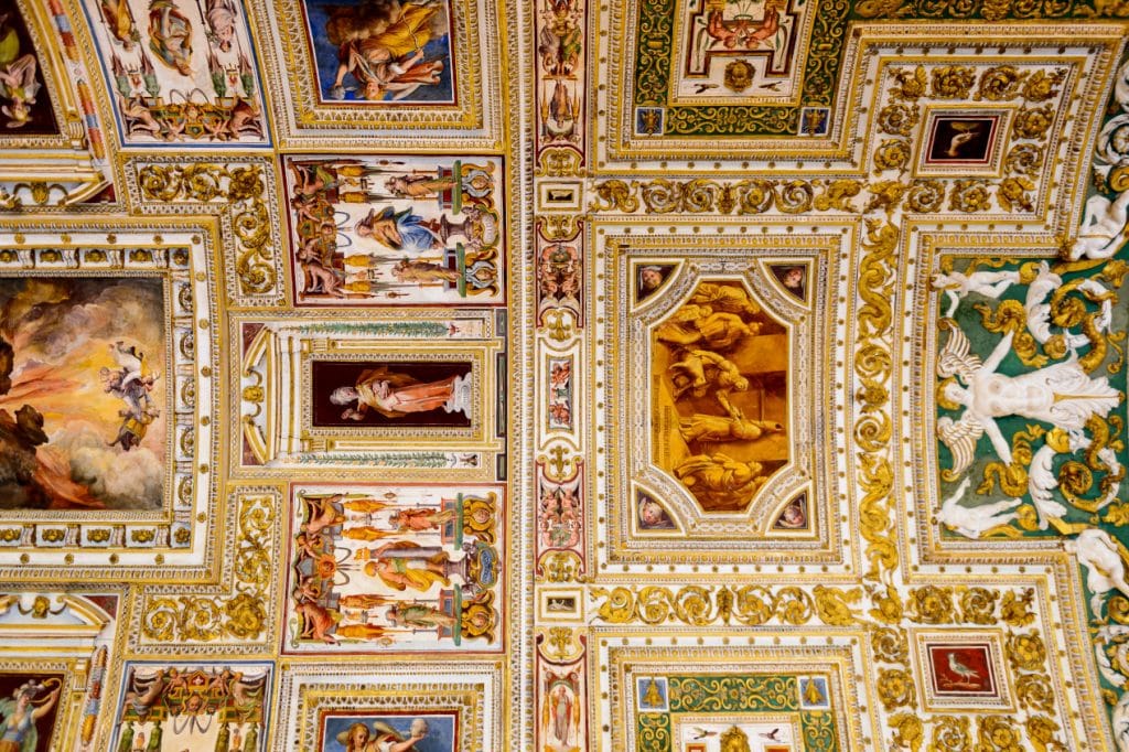 Vatikan Müzesi Haritalar Galerisi'ndeki tavan süslemeleri