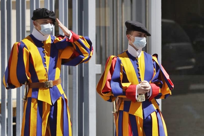 Vatikan Müzesi'ne Koronavirüs nedeniyle maskesiz giriş kabul edilmemektedir.