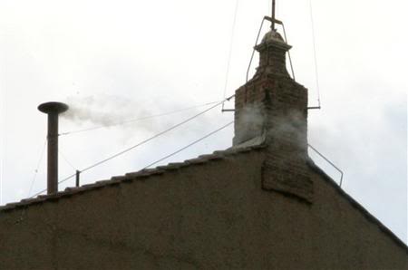 Yeni Papa'nın seçildiğini haber veren beyaz duman